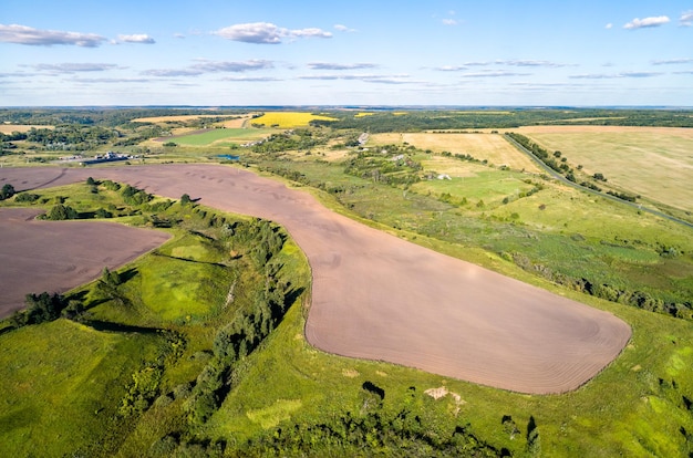 Campo agricolo con terreno chernozemico nella regione di Kursk, in Russia, vicino al confine con l'Ucraina