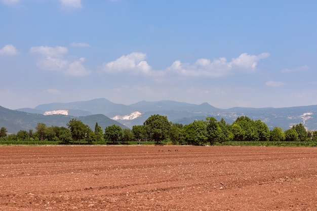 Campo arato. Campo preparato per le colture. Primavera nel nord Italia