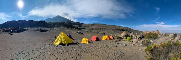 Campo base di fronte al vulcano Ubinas