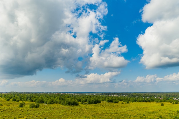 campo con nuvole bianche nel cielo blu in estate