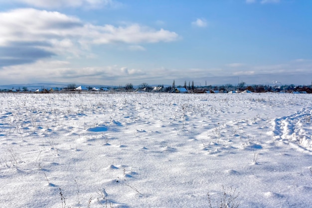 Campo coperto di neve alla periferia del villaggio