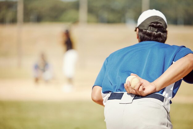 Campo da baseball sportivo e lanciatore con palla pronta a lanciare al giocatore con la mazza Esercizio di fitness e attenzione dell'atleta sul campo da baseball per la pratica dell'allenamento o partita di softball e determinazione a vincere