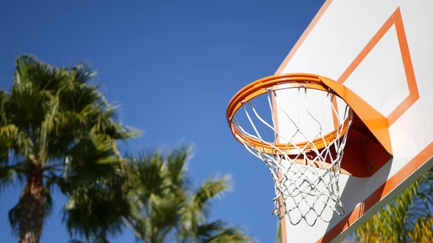 Campo da basket all'aperto rete a cerchio arancione e tabellone per il gioco della pallacanestro