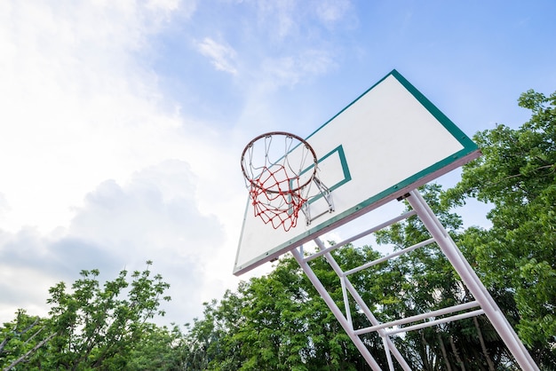 campo da basket nel parco