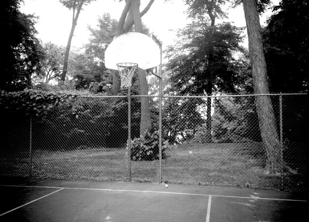 Campo da basket vuoto al parco