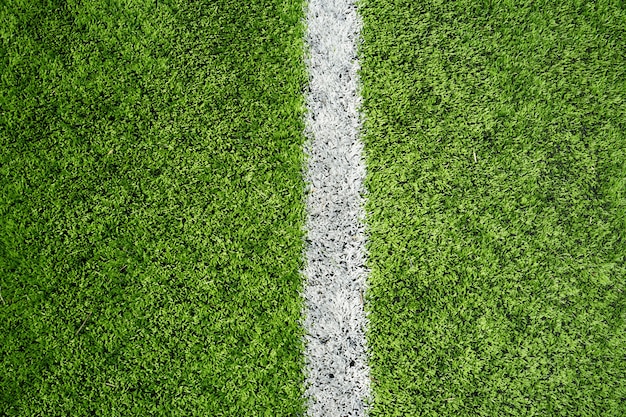 Campo da calcio con ragazza verde