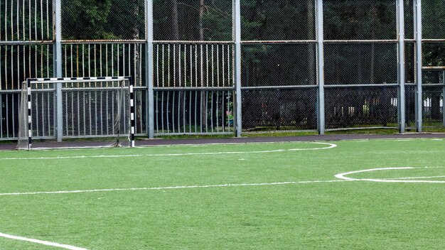 Campo da calcio e cancelli all'aperto