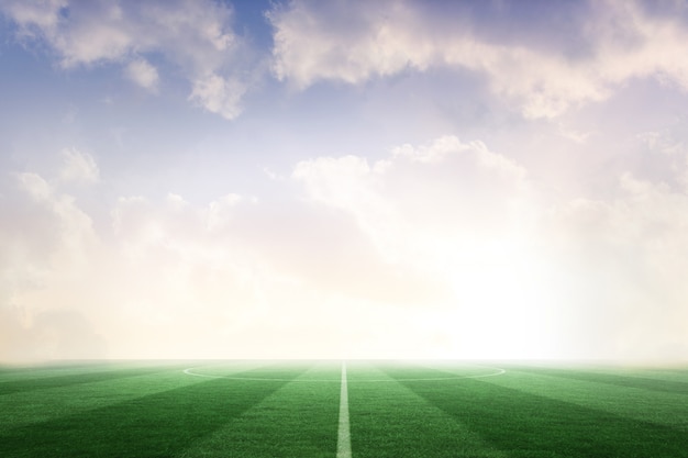 Campo da calcio sotto il cielo blu