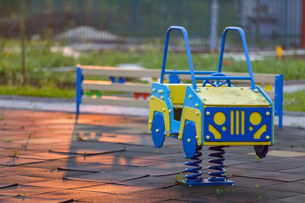 Campo da giuoco di asilo con l'automobile luminosa del giocattolo sulla molla