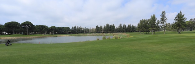 campo da golf con bosco e laghetto