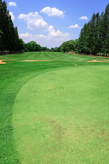 Campo da golf e cielo blu in giornata di sole