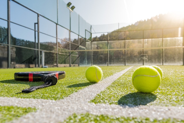 Campo da paddle tennis all'aperto con racchetta e palline