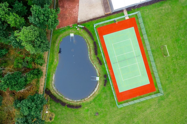 Campo da tennis all'aperto visto dall'alto direttamente sopra