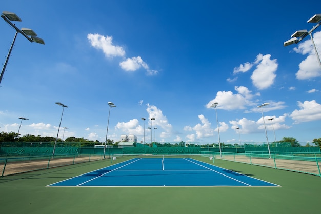 campo da tennis all&#39;aperto vuoto con cielo blu