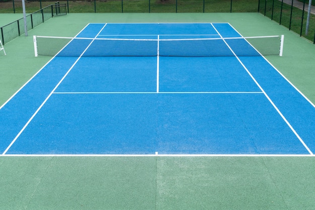 Campo da tennis blu all'aperto