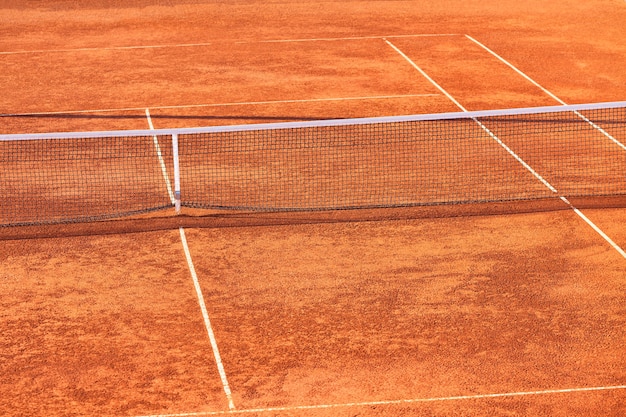 Campo da tennis e rete vuoti dell'argilla Inquadratura orizzontale