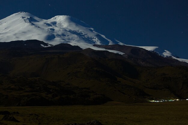 Campo di arrampicata ai piedi del Monte Elbrus