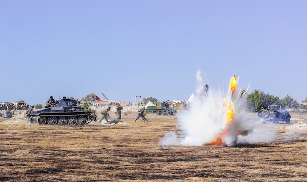 Campo di battaglia. ricostruzione della battaglia della seconda guerra mondiale. ricostruzione della battaglia con esplosioni. battaglia per Sebastopoli.