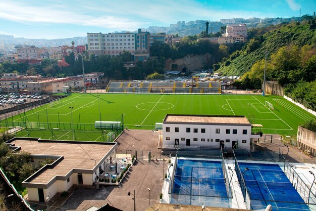 Campo di calcio nella città del sud d'Italia. Campo di calcio a Napoli