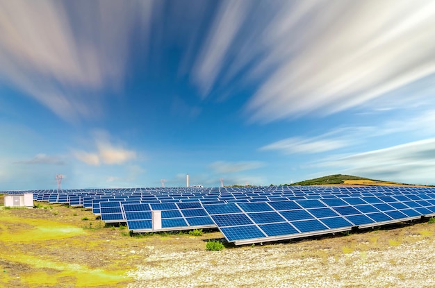 Campo di pannelli fotovoltaici in giornate soleggiate e nuvolose