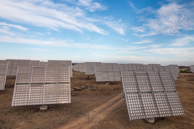 Campo di pannelli solari fotovoltaici che raccolgono energia.