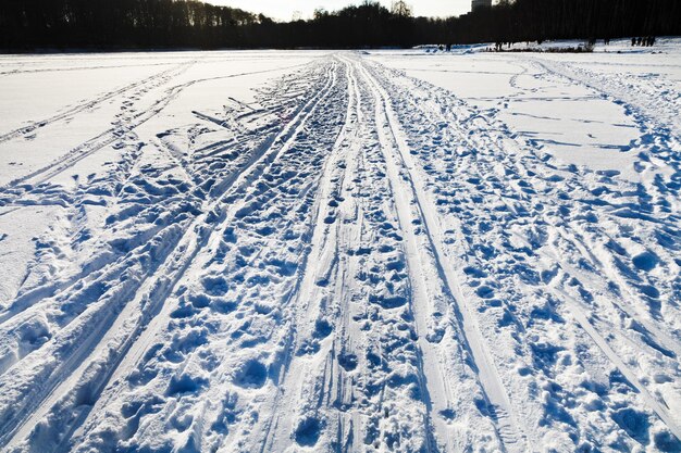Campo innevato con piste da sci