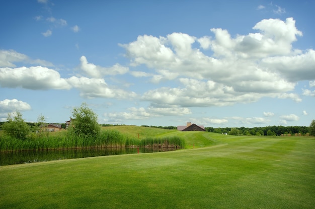 Campo rifinito e bunker di sabbia sul campo da golf