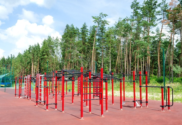 Campo sportivo all'aperto con attrezzi ginnici all'aperto nella foresta.