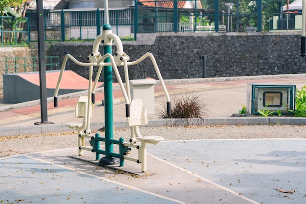 Campo sportivo urbano con allenamento con i pesi e attrezzature sportive per lo sport Area sportiva e ricreativa Campo sportivo vuoto allenamento all'aperto in un parco