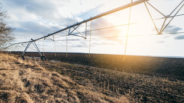 Campo vuoto in inverno con sistema di irrigazione a perno