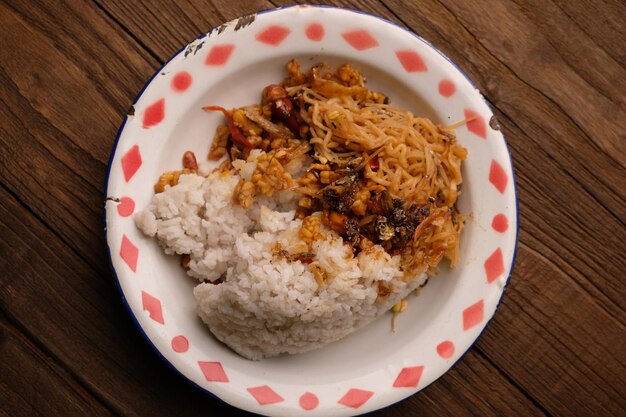 Campur Nasi Rames Rice con contorno di vermicelli fritti e salsa di acciughe tempeh fritte