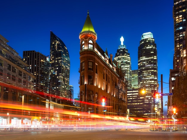 Canada Toronto Il famoso edificio Gooderham ei grattacieli sullo sfondo