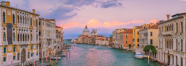 Canal Grande a Venezia, Italia con la Basilica di Santa Maria della Salute sullo sfondo al crepuscolo