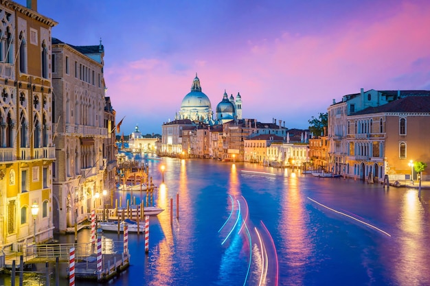 Canal Grande a Venezia, Italia con la Basilica di Santa Maria della Salute sullo sfondo al crepuscolo