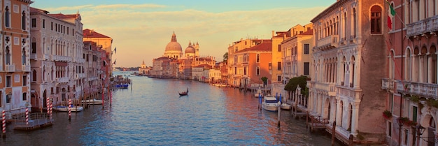 Canal Grande, Basilica di Santa Maria della Salute all'alba a Venezia. Immagine panoramica banner panoramica.