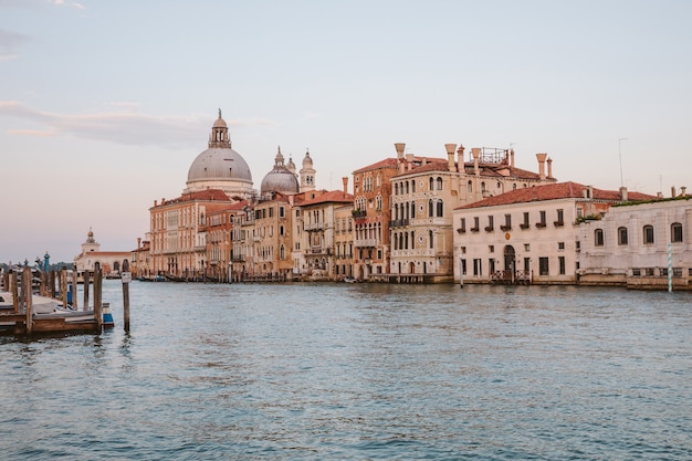 Canal grande di Venezia con edifici storici via cupola della Basilica di Santa Maria della Salute