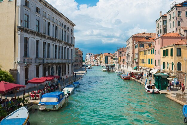 Canal Grande e Basilica Santa Maria della Salute nella giornata di sole. Venezia, Italia. Giorno soleggiato