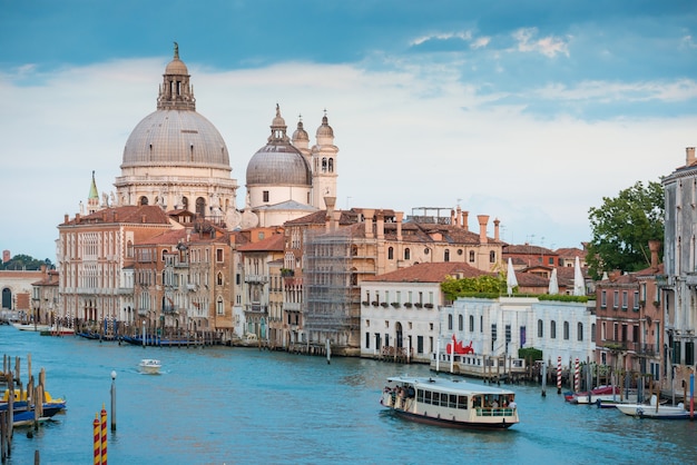 Canal Grande e Basilica Santa Maria della Salute nella giornata di sole.