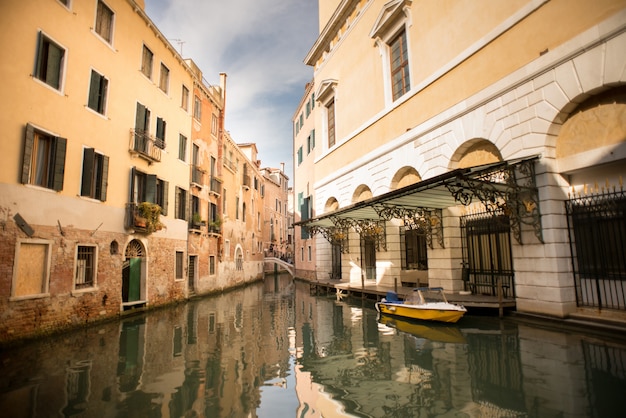 Canale a Venezia, Italia. Centro storico con antichi edifici.