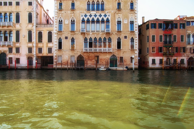 Canale a Venezia, Italia con belle case colorate tradizionali