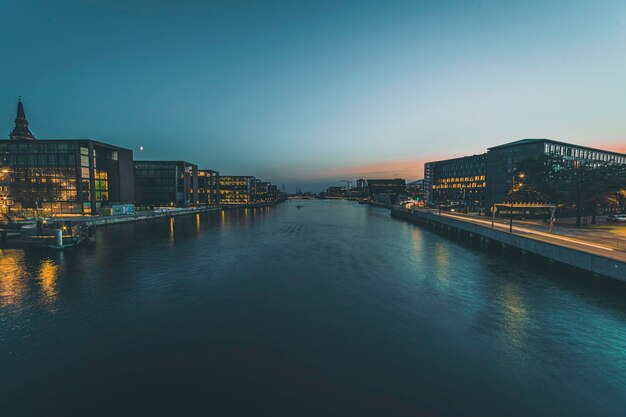 Canale d'acqua a Copenaghen al crepuscolo