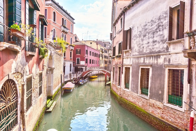 Canale di acqua di vecchie strade panoramiche di Venezia