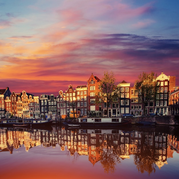 Canale di Amsterdam a ovest.