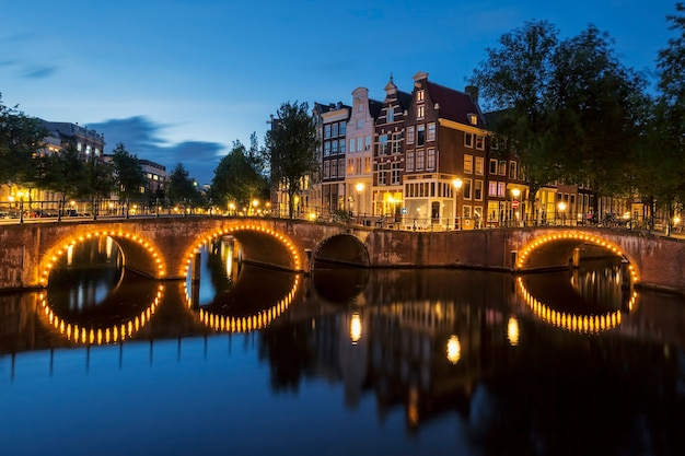 Canale di Amsterdam di notte. Olanda