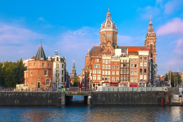 Canale di Amsterdam e Basilica di San Nicola, Schreierstoren o Weepers Tower e Oude Kerk al mattino, Olanda, Paesi Bassi.