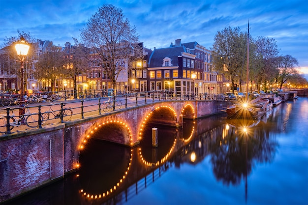 Canale di Amsterdam, ponte e case medievali la sera