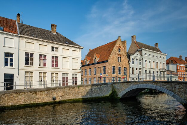 Canale di Bruges e vecchie case. Bruges, Belgio