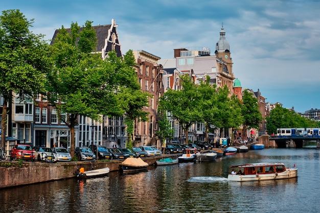 Canale di vista di Amsterdam con il ponte di boad e le vecchie case