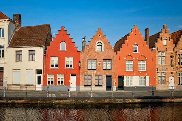 Canale e case antiche Bruges Brugge Belgio