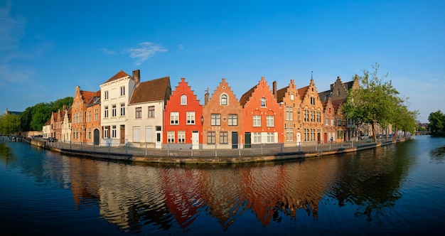 Canale e case antiche Bruges Brugge Belgio